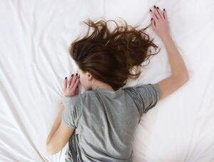 women sleep worse